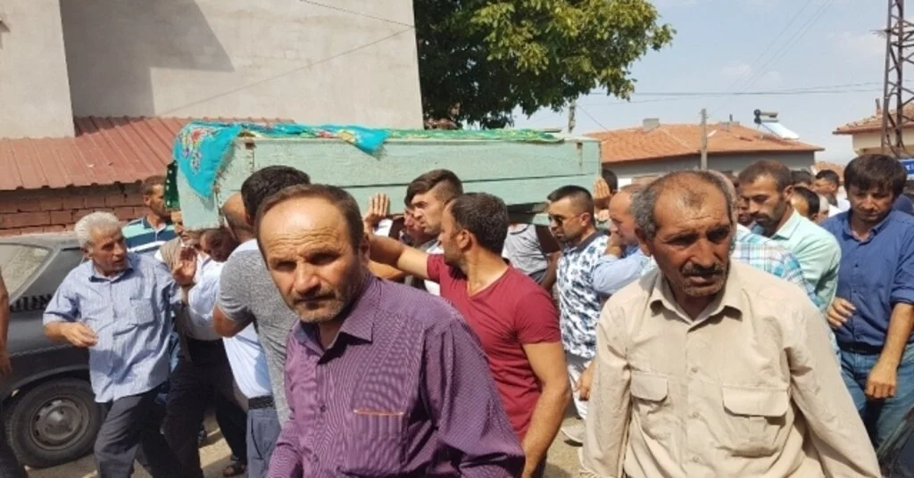 Eş Mezara, Koca Cezaevine