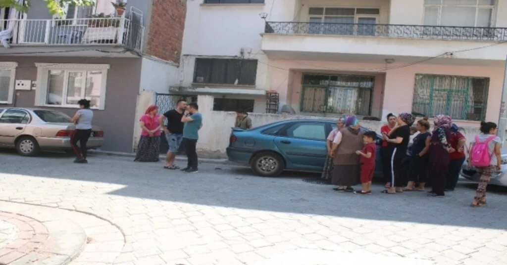 Eşini Sokak Ortasında Boğazından Bıçaklayarak Dehşet Saçtı