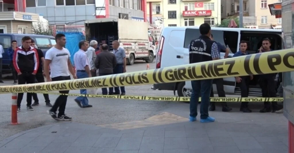Eski Eşini Kızının Gözü Önünde Bıçaklayarak Öldürdü