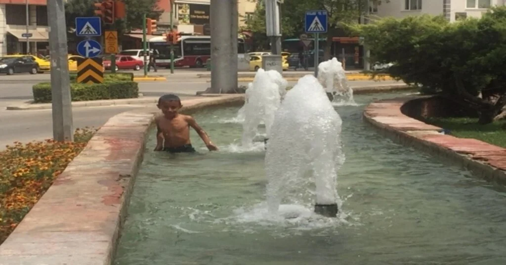 Eskişehirde Sıcaktan Bunalan Çocukların Suda Tehlikeli Oyunu