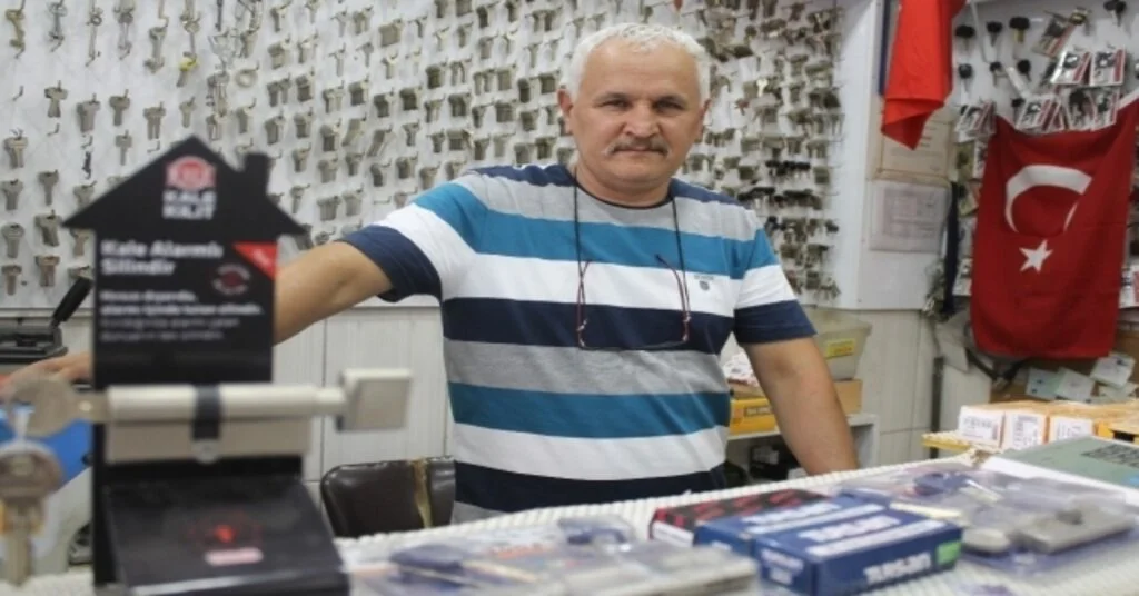 Esnaftan Öğrencilere Esprili Mesaj: Unutkan Olmalarını Diliyoruz