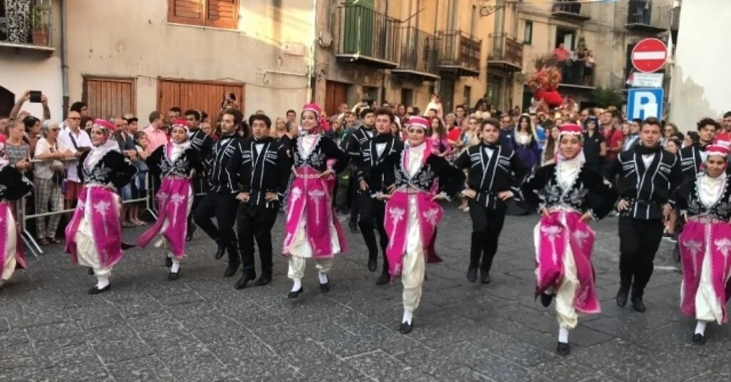 Esogü Türk Halk Dansları Topluluğu Macaristan Ve İtalyada Ülkemizi Temsil Etti