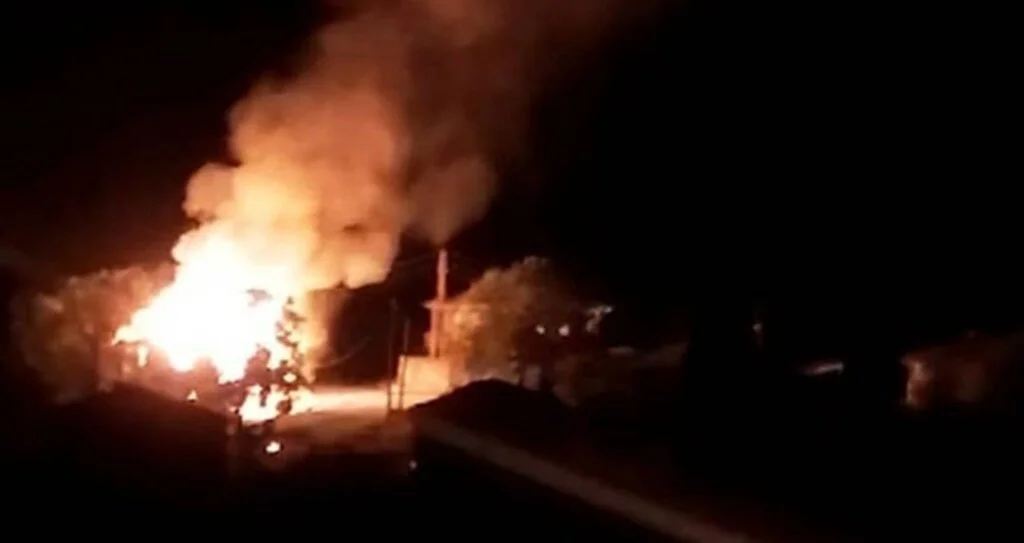  Ev, ahır ve içinde 5 ton buğday bulunan ambar kül oldu 