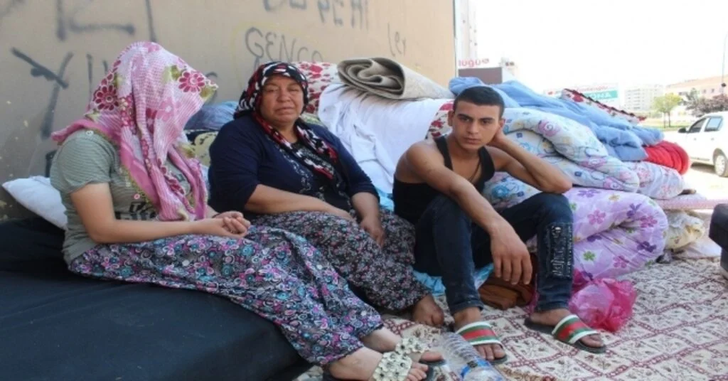 Ev Sahibi Kiracıyı Eşyalarıyla Birlikte Sokağa Attı