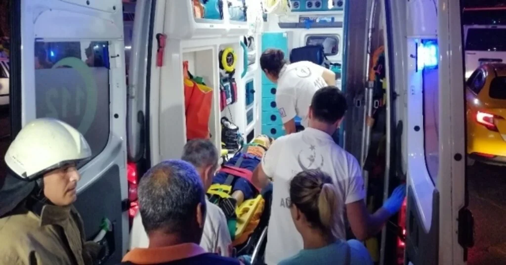 Fatihte Polis Aracı İle Otomobil Çarpıştı: 1İ Polis 7 Yaralı