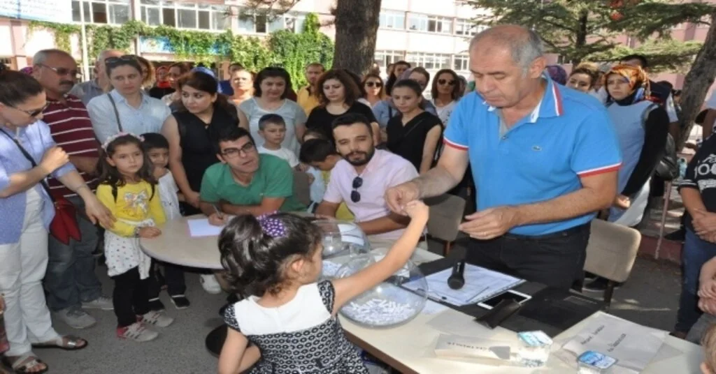 Fazla Öğrenci Talebi Olunca Sınıf Öğretmenleri Ve Şubeleri Kura İle Belirlendi