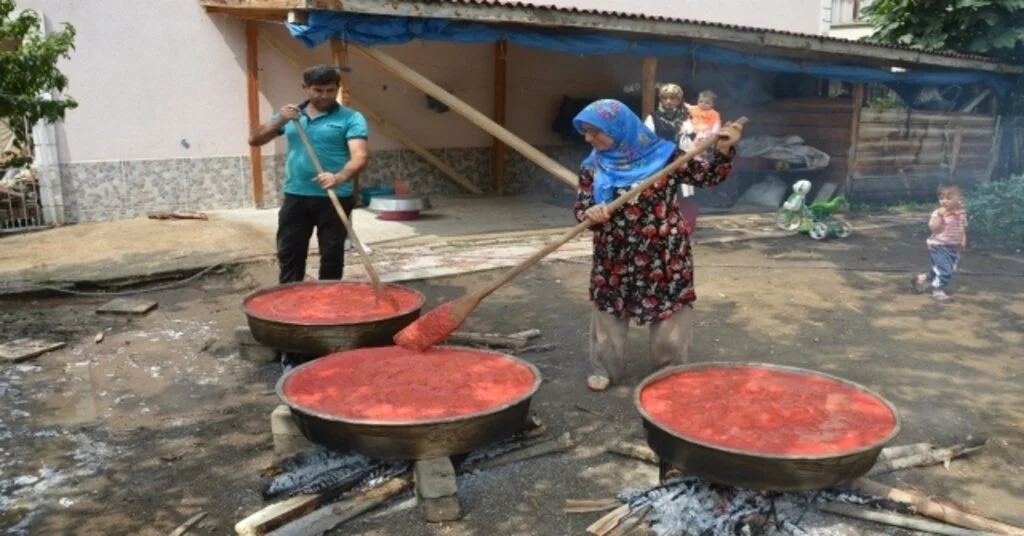 Geleneksel Yöntemlerle Salça Yapımı