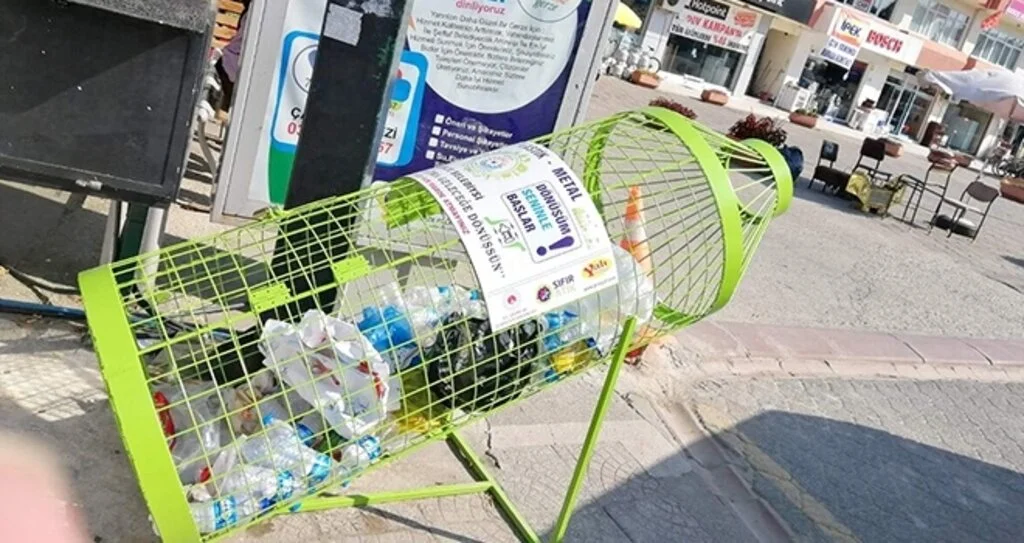 Gerze'ye plastik atık kutuları