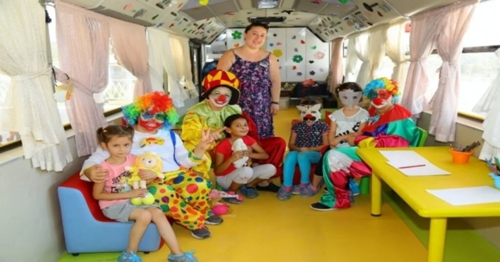 Gezici Oyun Evinde Tiyatro Ve Palyaço Sevinci