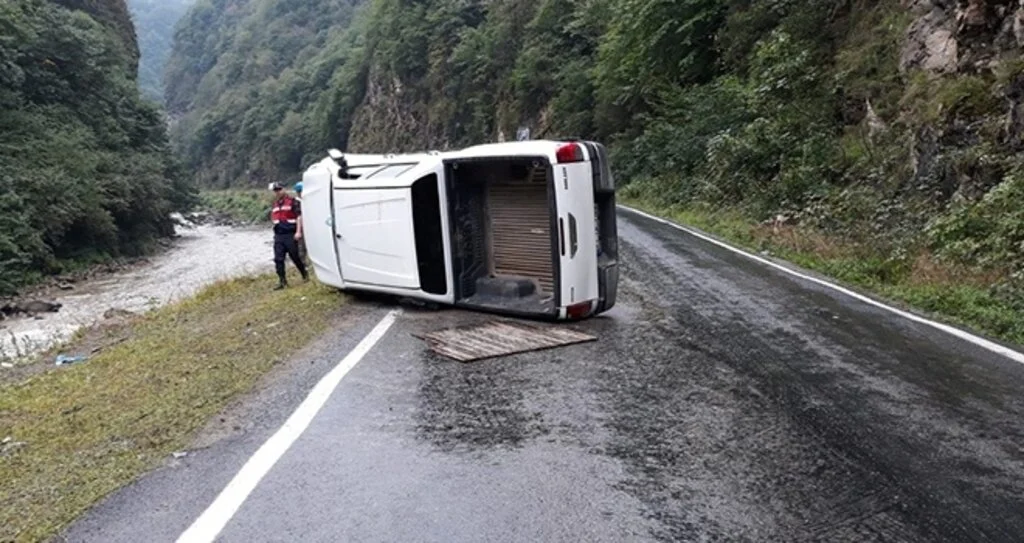 Giresun'da kamyonet devrildi: 4 yaralı