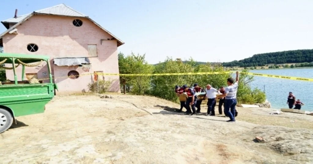Gölete Düşen Çocuklarını Kurtarmak İsteyen Anne Ve Baba Da Boğuldu