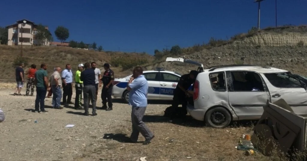 Hafif Ticari Araç Takla Attı: 3 Yaralı