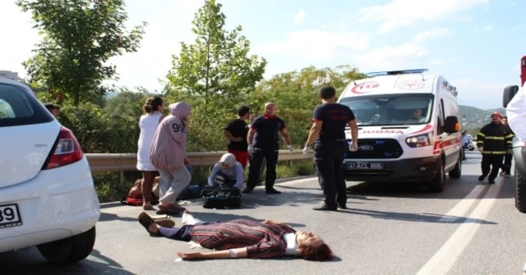 Halk Otobusü İle Çarpışan Otomobilin Motoru 50 Metre Sürüklendi: 1İ Ağır 4 Yaralı