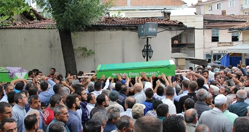Halk otobüsünün çarptığı küçük öldü