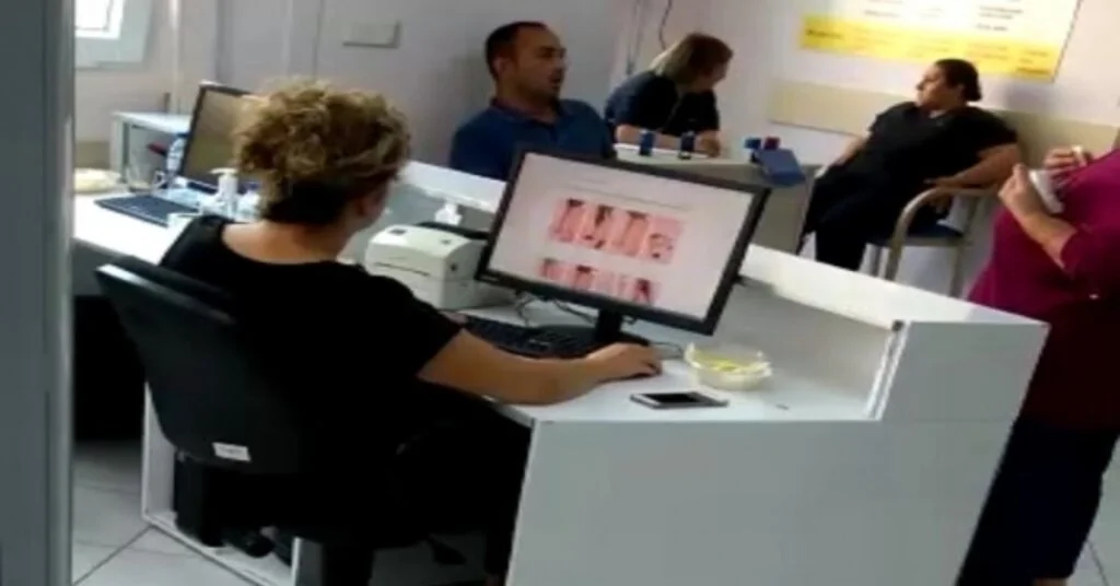 Hastalar Beklerken Kayıt Görevlisi Alışveriş Sitelerini Gezdi