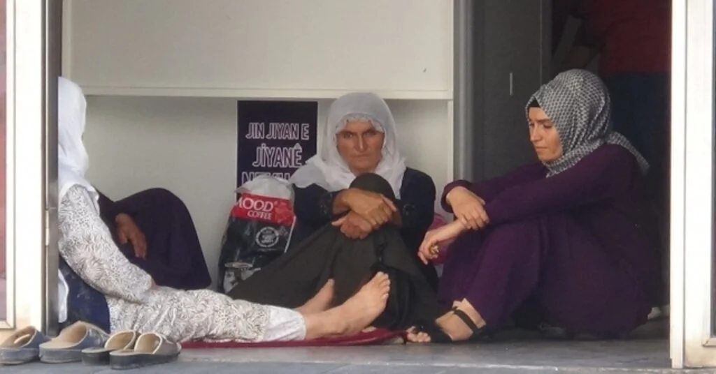 Hdpliler Tarafından Oğlunun Dağa Kaçırıldığını Öne Süren Annenin, Oturma Eylemi Sürüyor