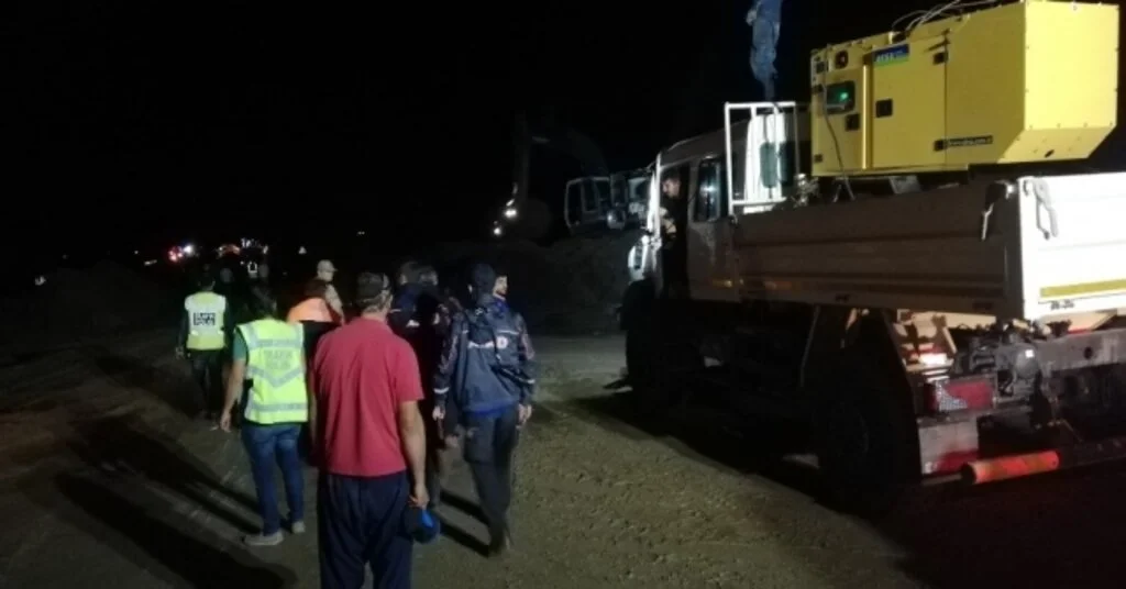 Hes Santralindeki Su Kanalı Patladı, Uzun Araç Konvoyu Oluştu