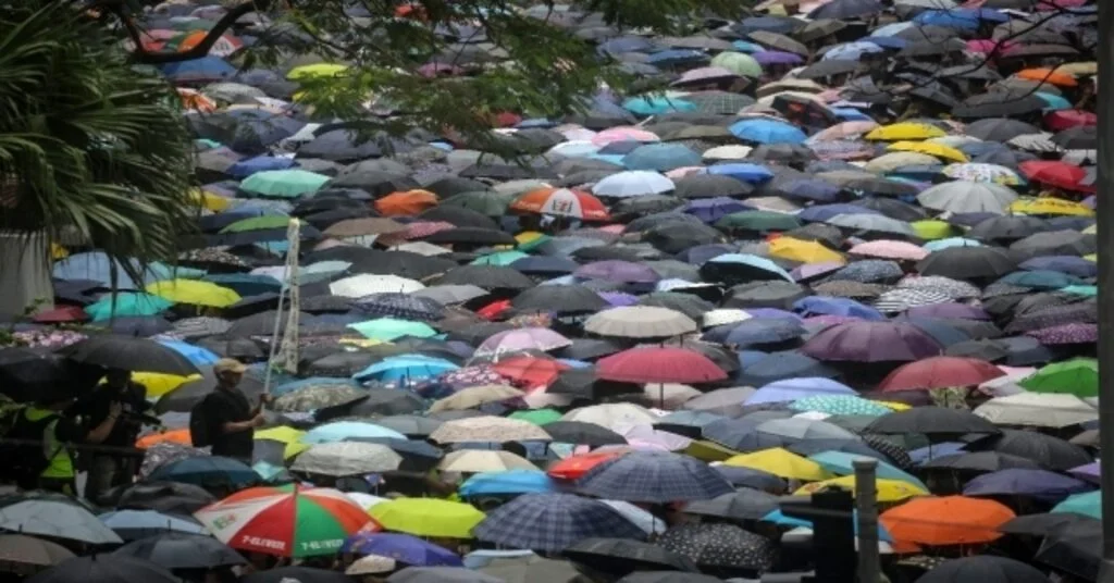 Hong Konglular Bir Kez Daha Sokaklara Döküldü