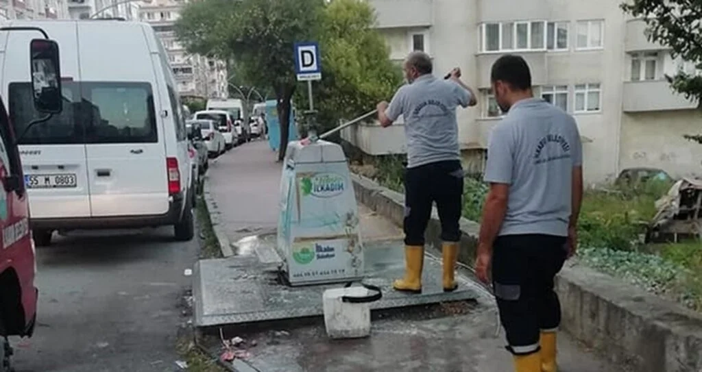 İlkadım'da Çöp Konteynırları İlaçla Yıkanıyor