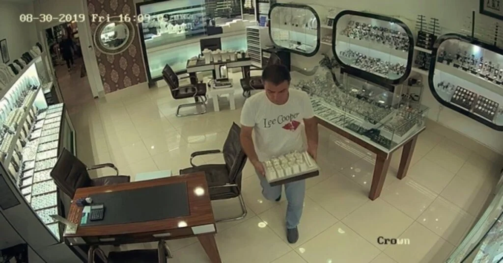 İş Yeri Sahibinden 1.5 Kilogram Altın Çalan Zanlıya “Köpek Bile Yediği Çanağa Pislemiyor” Tepkisi