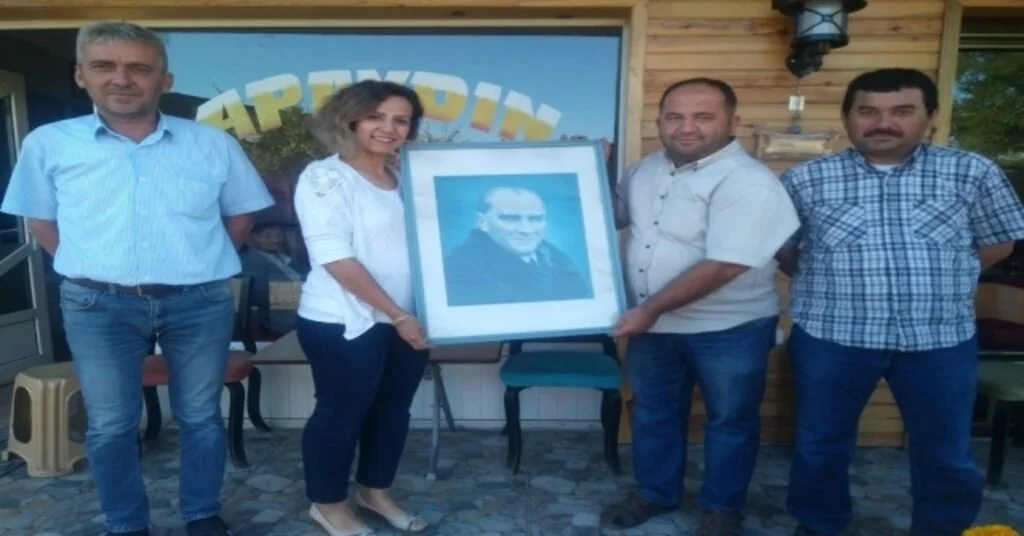 İşçiler Çöpte Buldukları Atatürk Portresini Temizleyip Kadın Muhtara Hediye Etti