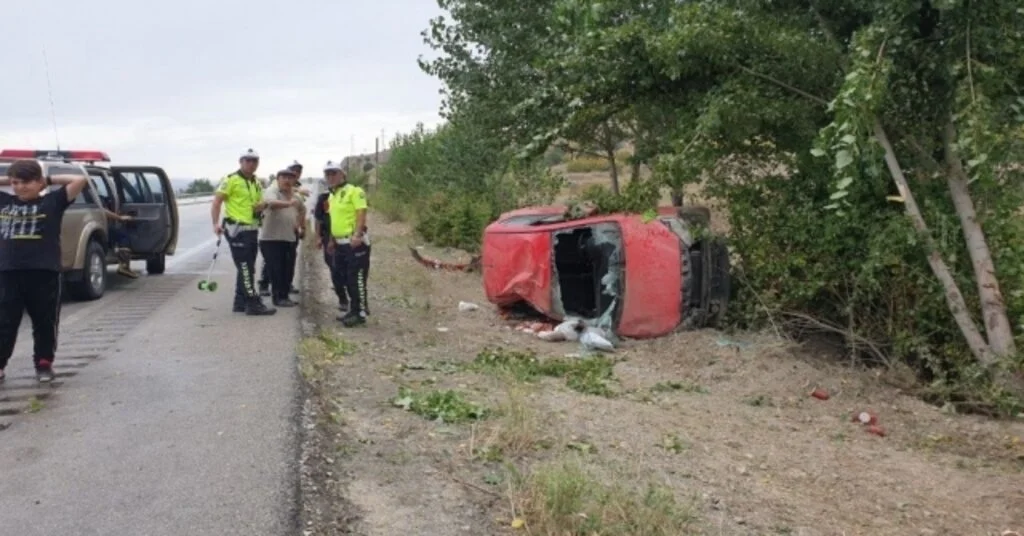Islak Zeminde Kontrolden Çıkan Otomobil Takla Attı: 4 Yaralı