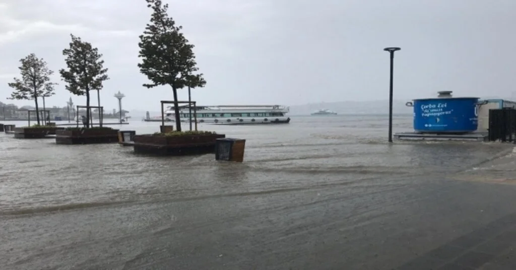 İstanbulda Etkili Olan Yağış Sonrası Üsküdarda Kara İle Deniz Birleşti.