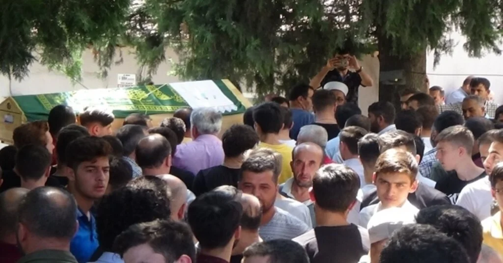 İstanbulda Girdiği Denizde Boğulan 19 Yaşındaki Genç Toprağa Verildi