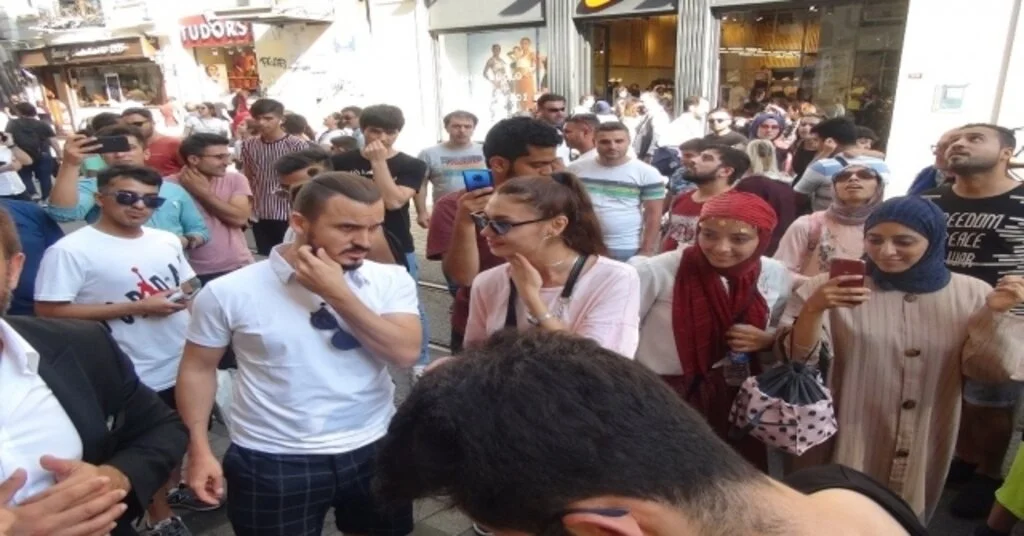 İstiklal Caddesinde Gökten Saçılan Paralar İzdihama Neden Oldu