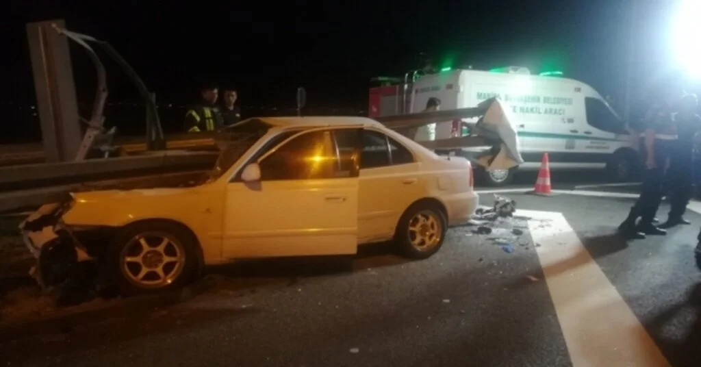 İzmir-İstanbul Otoyolunda Bariyere Ok Gibi Saplandı:3 Ölü,2 Yaralı