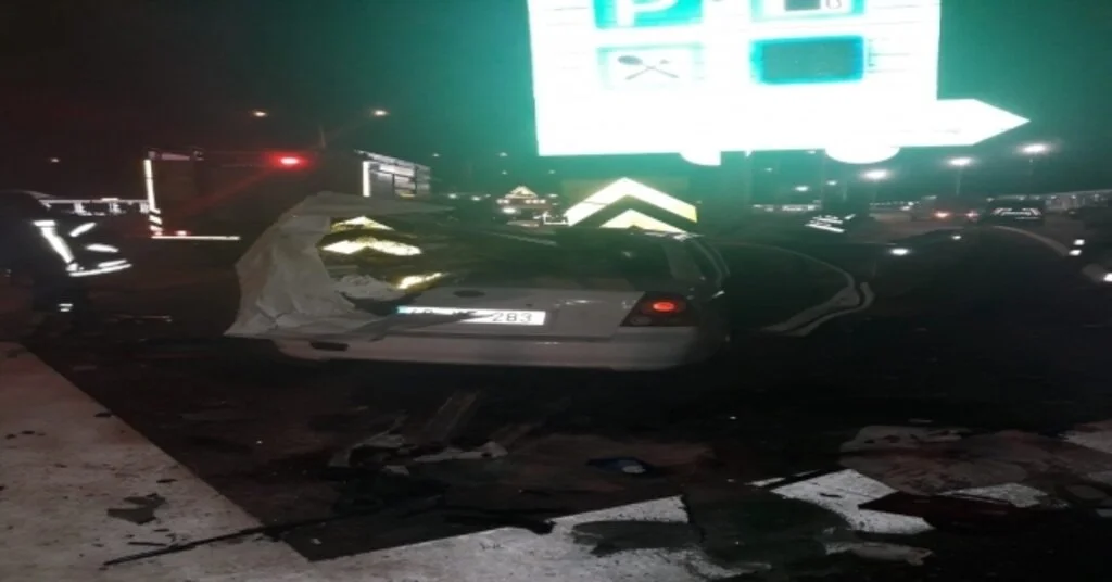 İzmir-İstanbul Otoyolunun Turgutlu Kavşağı Yakınlarında Meydana Gelen Trafik Kazasında, Bir Otomobilin Bariyerlere Çarpması Sonucu 3 Kişi Öldü, 2 Kişi Yaralandı. Yaralılar Ambulansla Hastaneye Kaldırı
