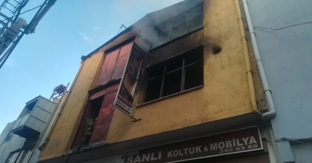 İzmirde 3 Katlı Mobilya Atölyesinde Yangın