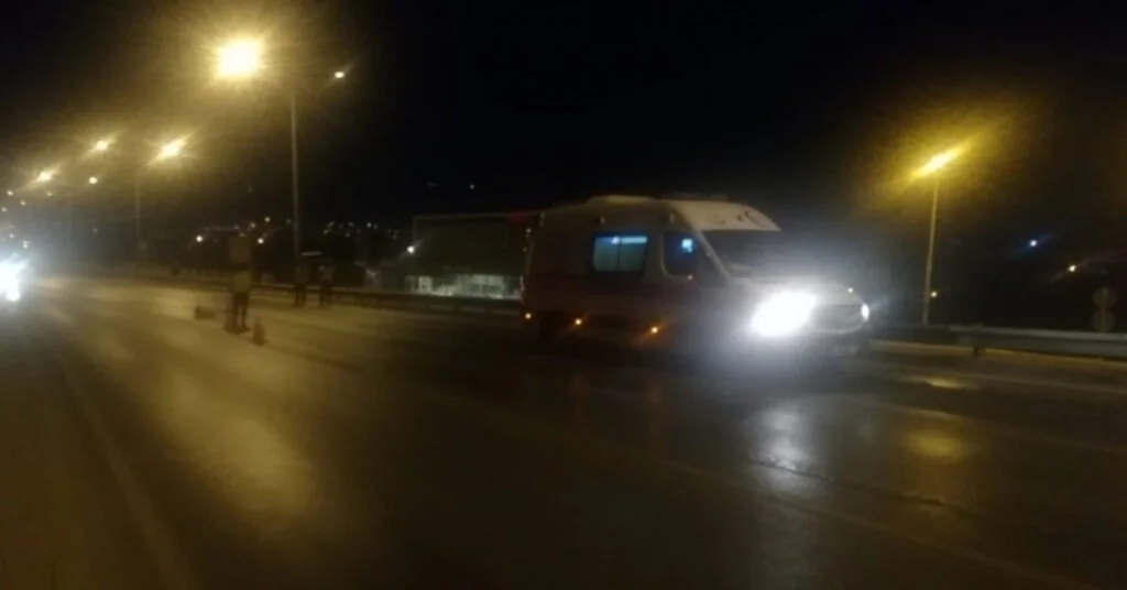 İzmirde Otomobil Yayaya Çarptı: 1 Ağır Yaralı
