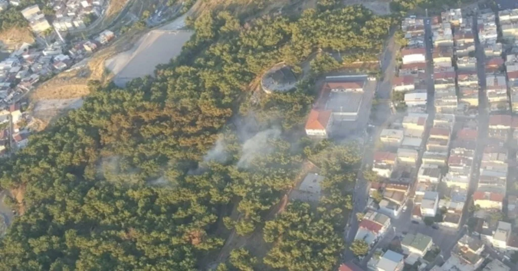 İzmirde Yerleşim Yerlerine Yakın Alanda Korkutan Orman Yangını
