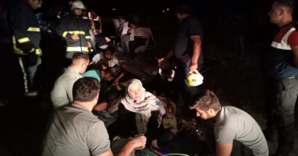 Kaçak Göçmenleri Taşıyan Minibüs Devrildi: 35 Yaralı