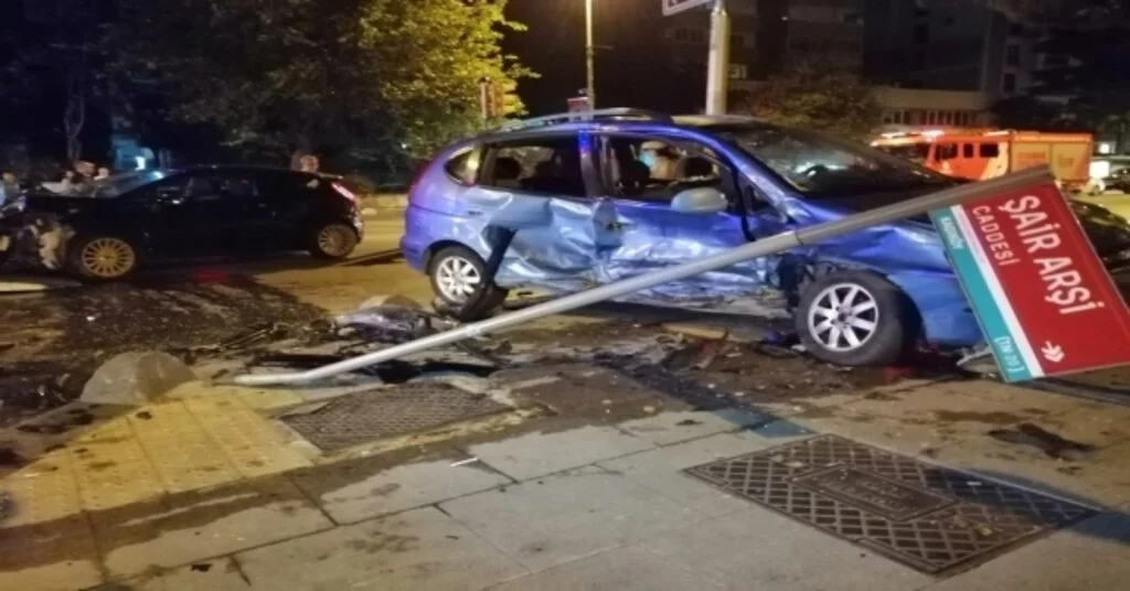 Kadıköyde Yürekleri Ağza Getiren Kaza: 3 Yaralı