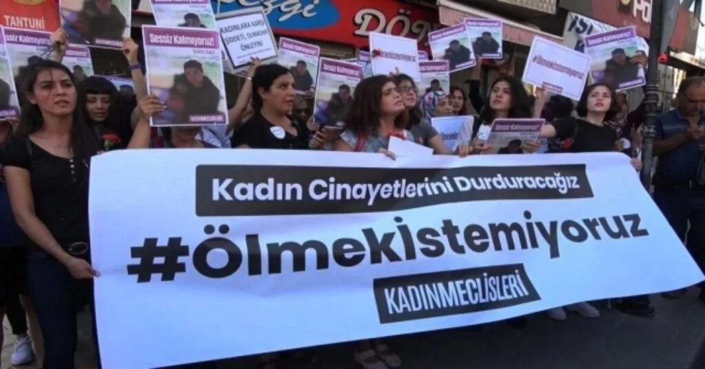 Kadınlar, Emine Bulutun Öldürüldüğü Yere Karanfil Bıraktı