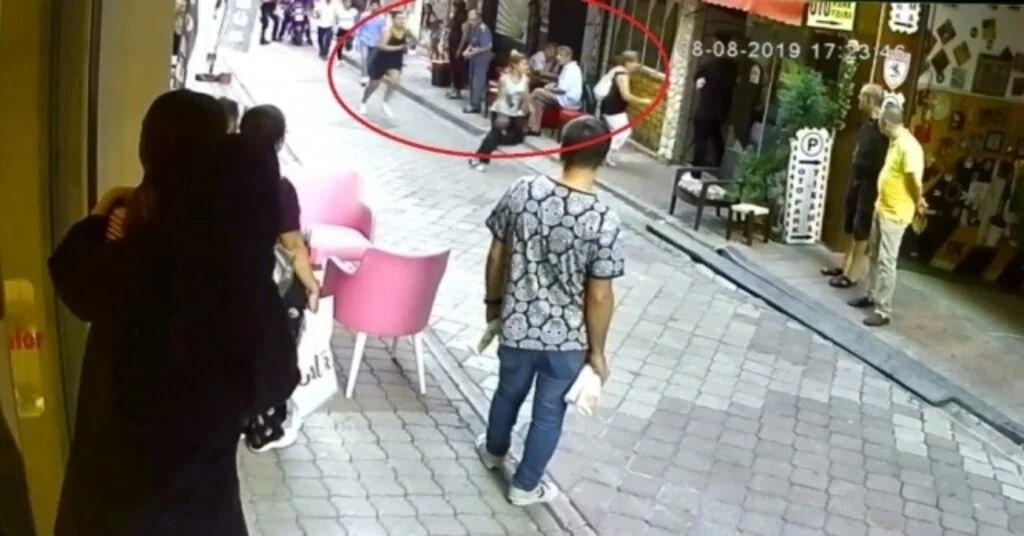 Kadınların Cadde Üzerindeki “Eş” Kavgası Kamerada