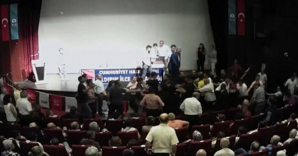 Kaftancıoğlunun Katıldığı Chp Toplantısında Ortalık Karıştı, Yumruklar Konuştu