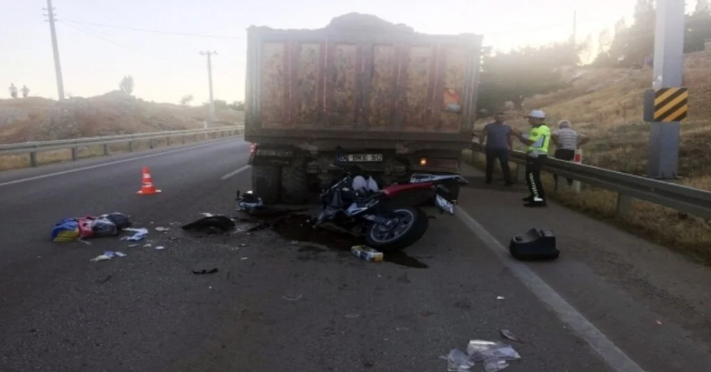 Kamyona Çarpan Motosikletli Hayatını Kaybetti