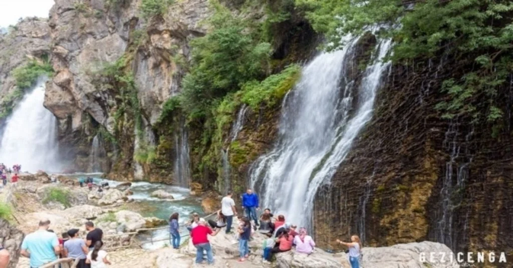 Kapuzbaşı Şelalesine Ziyaretçi Akını
