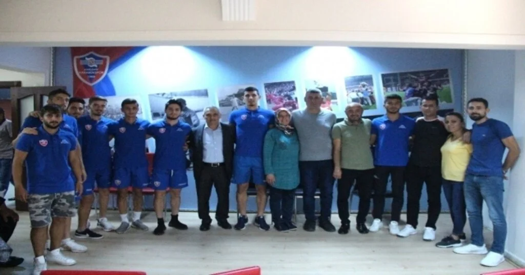 Karabüksporda 8 Alt Yapı Oyuncusu Profesyonel Oldu