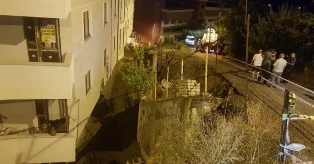 Karabükte Bir Binan İstinat Duvarı Çöktü