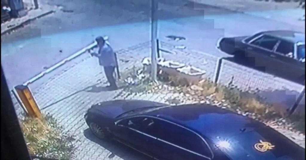 Karamanda Bir Sürücü Apartmana Ait Parkın Bariyer Kolunu Söktü