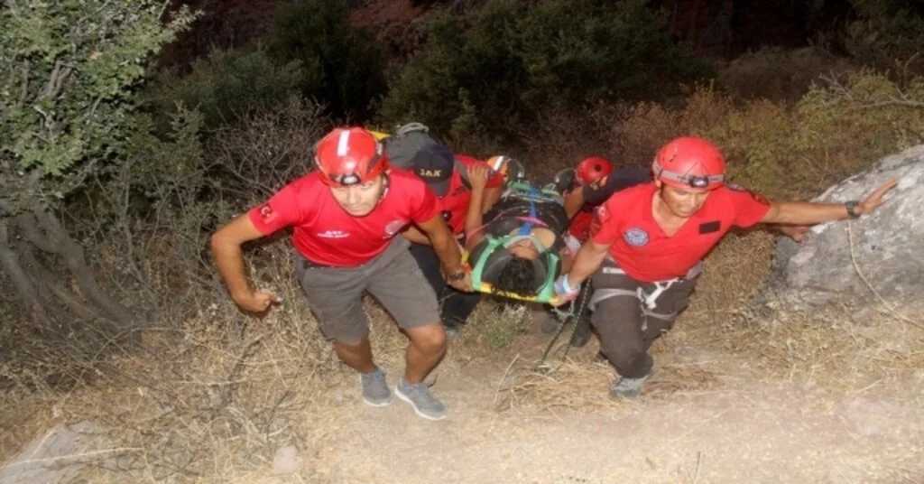 Kayalıklara Düşen Genç Kız 12 Saatte Kurtarıldı