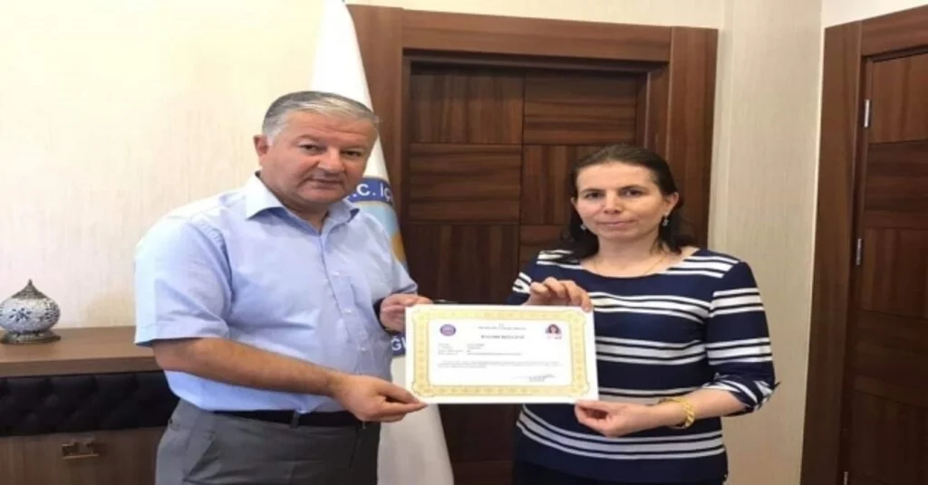 Kaymakam Durudan Çalışkan Ebeye Başarı Belgesi