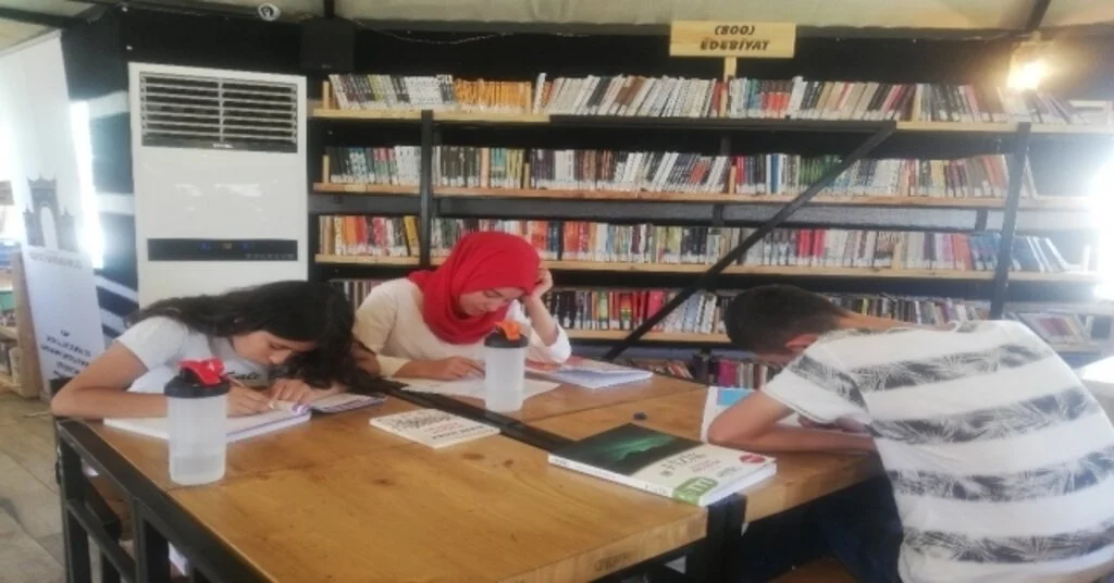 Kıl Çadırlardan Yapılan Kütüphane Gençlerin Hizmetine Sunuldu