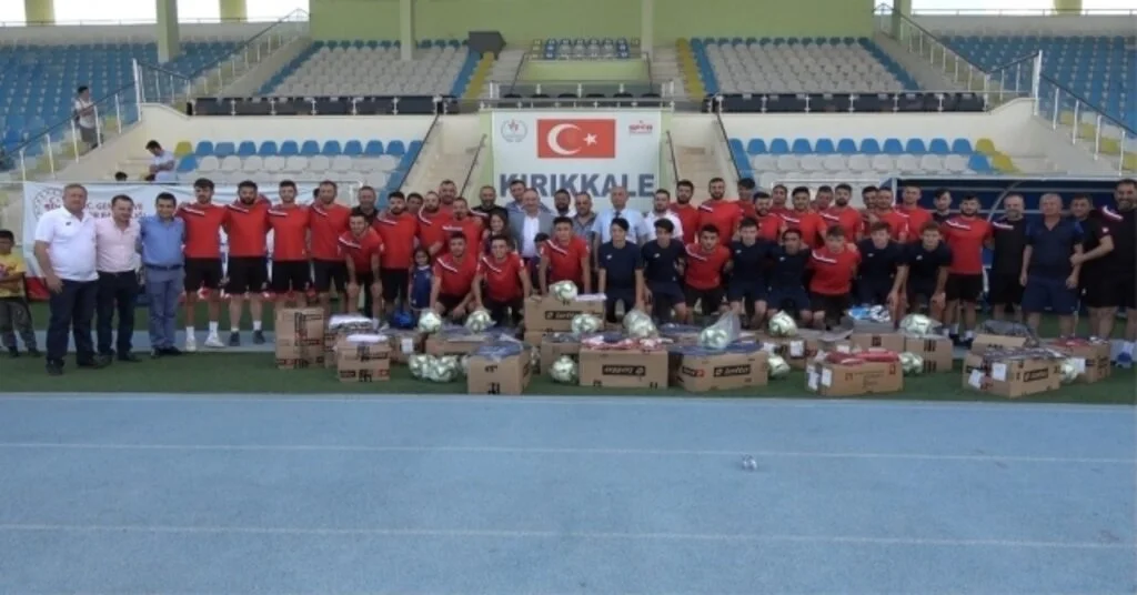 Kırıkkale Belediyesinden Büyük Anadolu Kırıkkalespora Spor Malzemesi Yardımı