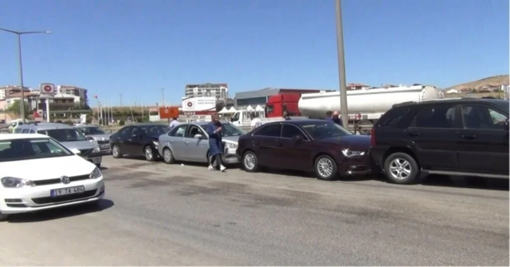 Kırıkkalede 6 Araçlı Trafik Kazası: 3 Yaralı