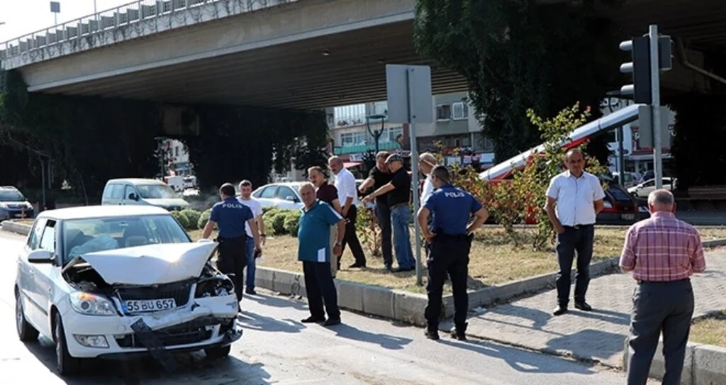 Kırmızı ışıkta duran otomobile çarptı: 1 yaralı 